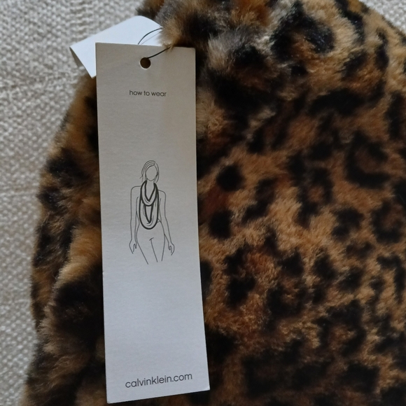 Calvin Klein Faux Fur Leopard print long Infinity Scarf - Picture 5 of 7